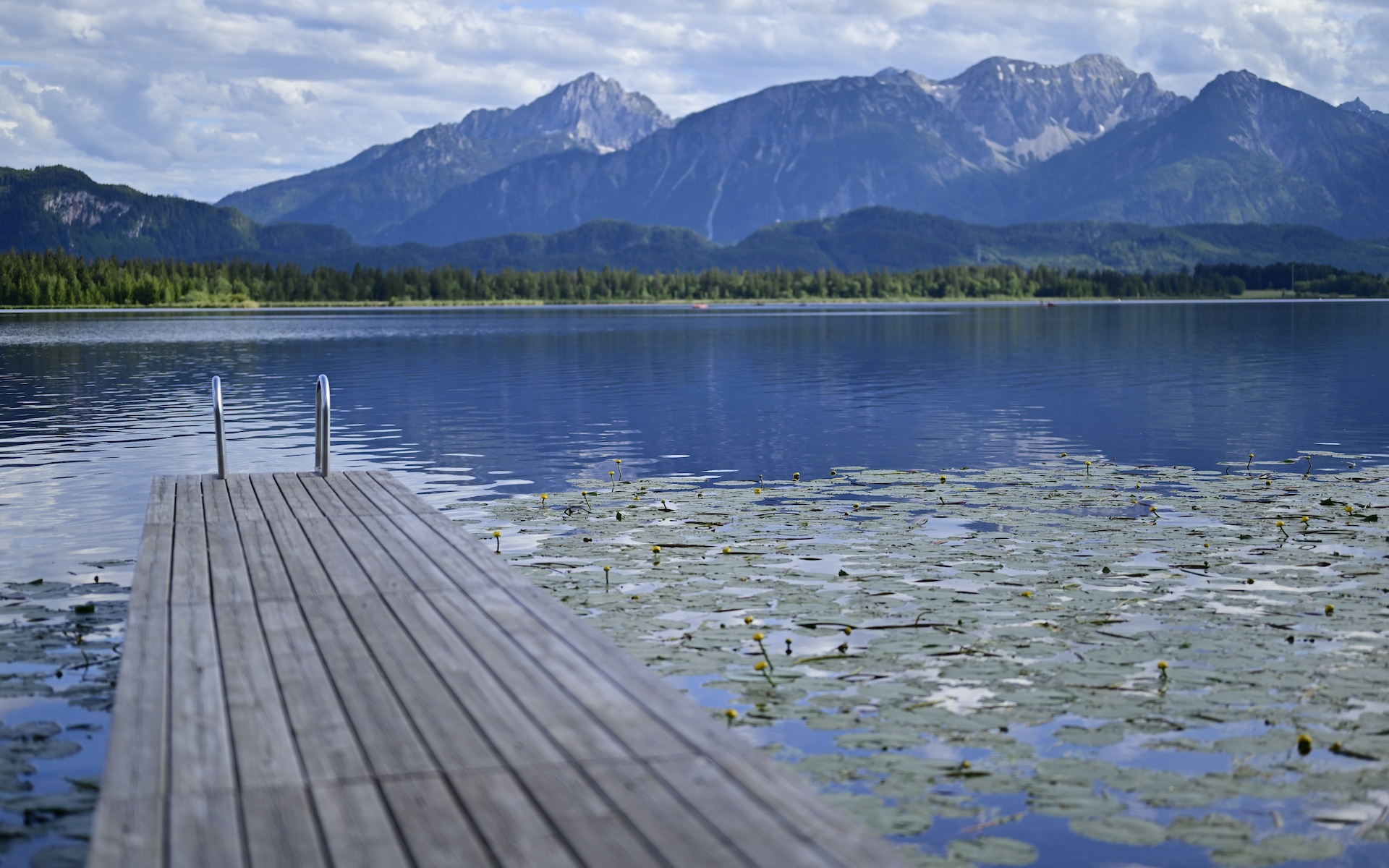 Steg am Bergsee Ein stiller Holzsteg führt über den See in eine weite Berglandschaft. Das Motiv steht für Orientierung, innere Klarheit und kleine Schritte, die Veränderung im Alltag tragfähig machen.
